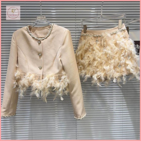 HB7006  2025 Winter New Style Chanel-Style Short Jacket and Skirt Set with Chain Trim and Feather Hem